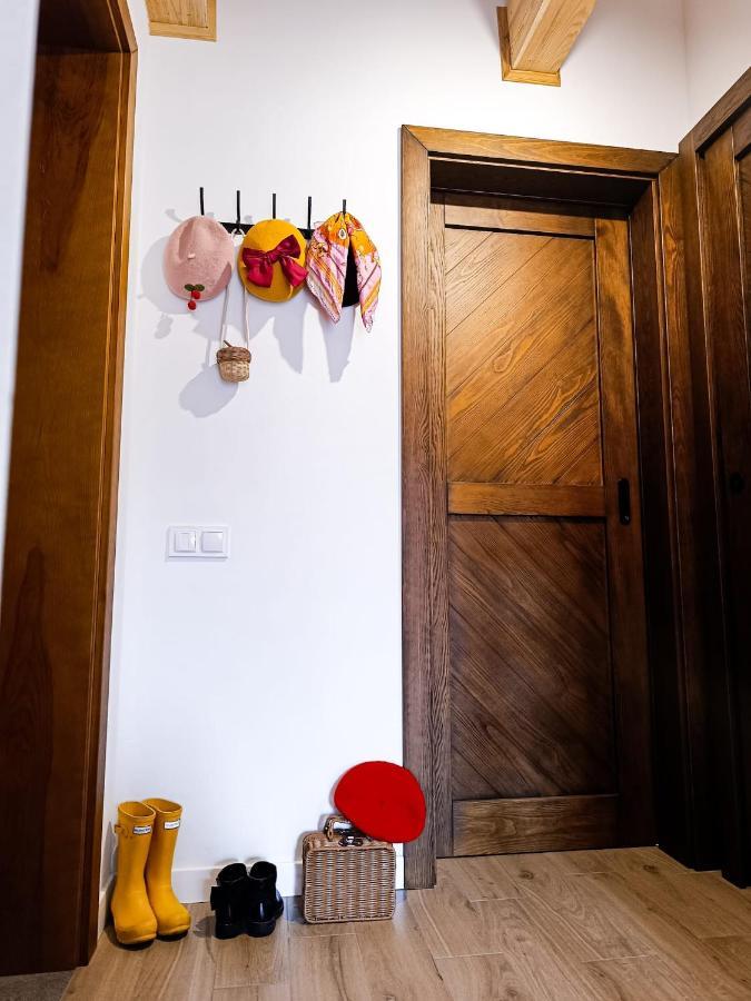 Woodstone Apartment *